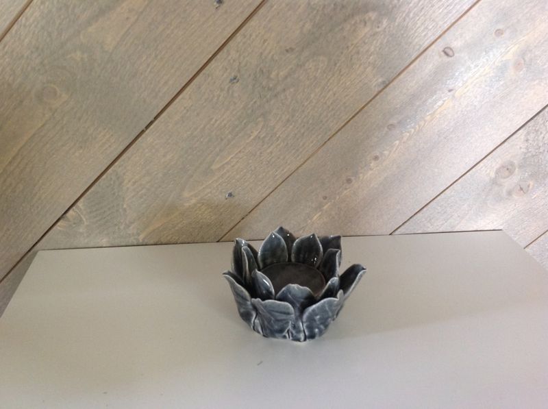 Lysestake blomst telys. Grå
