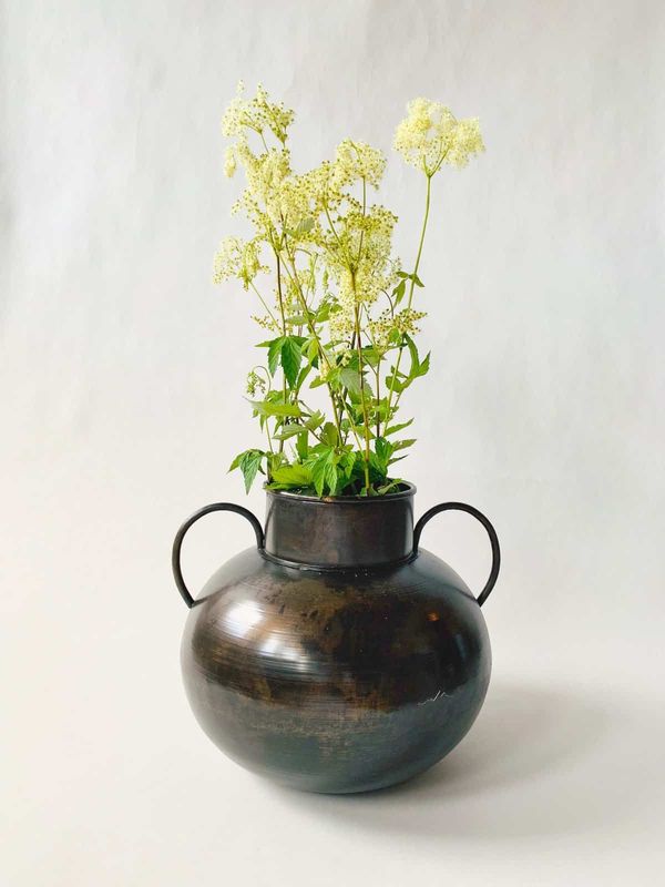 Metallvase med håndtak